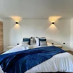 Modern Apartment-1 Block From El Poblado Park