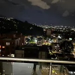 Conquistadores cerca a plaza mayor