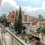 Apartamento En Laureles, Con Piscina Y Parquedero 401
