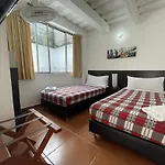 Hostal Lleras Calle 8