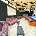 Urban 10 Bdrm Private Apartment With Rooftop Pool & Jacuzzi