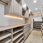 Modern & Spacious Apartment Near Provenza