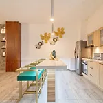 6 Bedroom With Jacuzzi 1 Block From Lleras P10