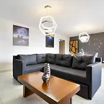 3 Bedroom Apartment, With Arcade Machine - 1 Block From Lleras Park P7