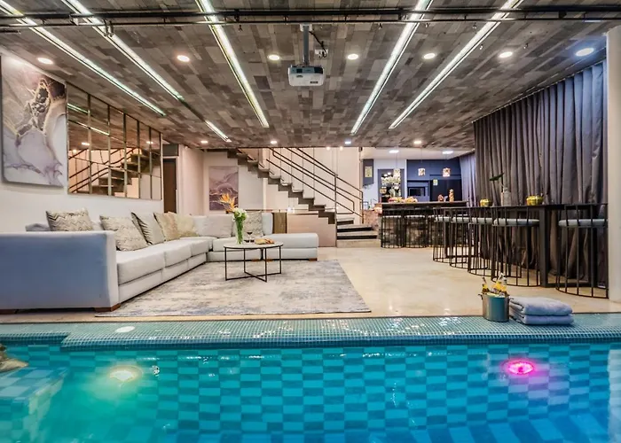 CASA CATALINA Luxury 9BDR Villa In Lleras Park