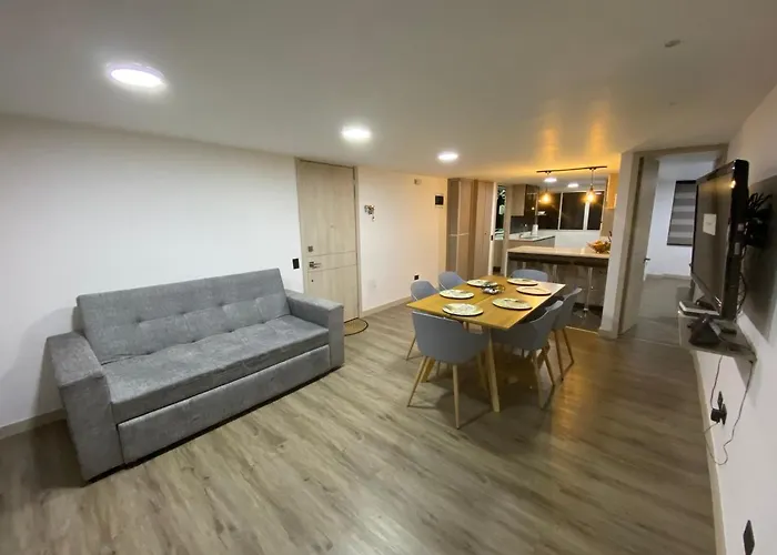 Modern, Apt/Near Tourist Sites.