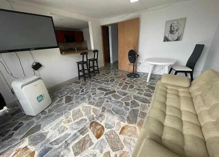 Apartamento Comodo En Laureles, Grande , Centrico , Bien Ubicado Apto303