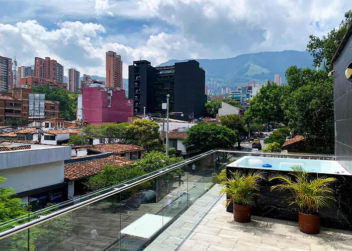 Urban 10 Bdrm Private Apartment With Rooftop Pool & Jacuzzi