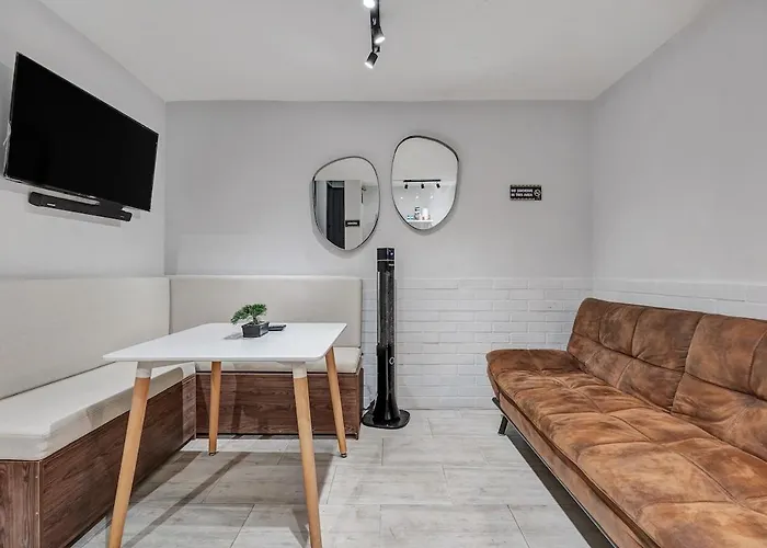 Nowa Gaira Apt Provenza Walkable Area, Ac & Balcony Facing Karolg Club