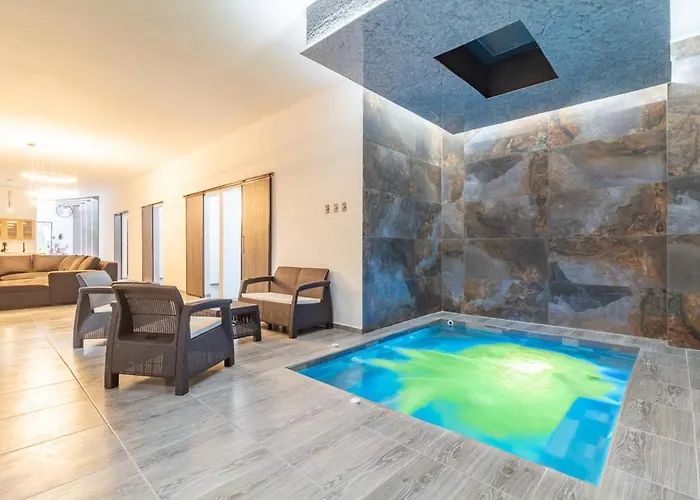6 Bedroom With Jacuzzi 1 Block From Lleras P10