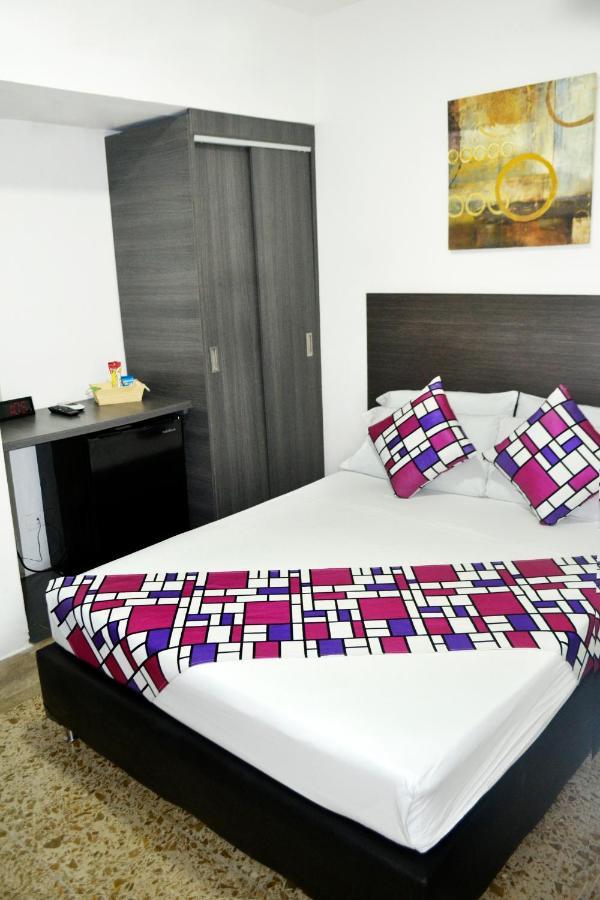 Hostal Palmas Del Estadio 2