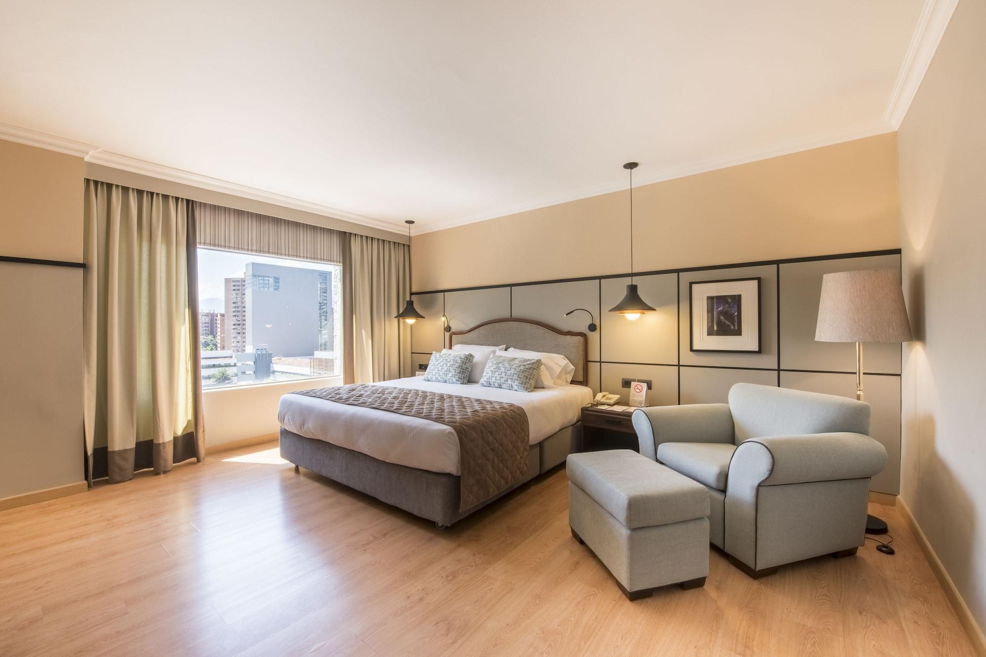 Poblado Plaza 5*