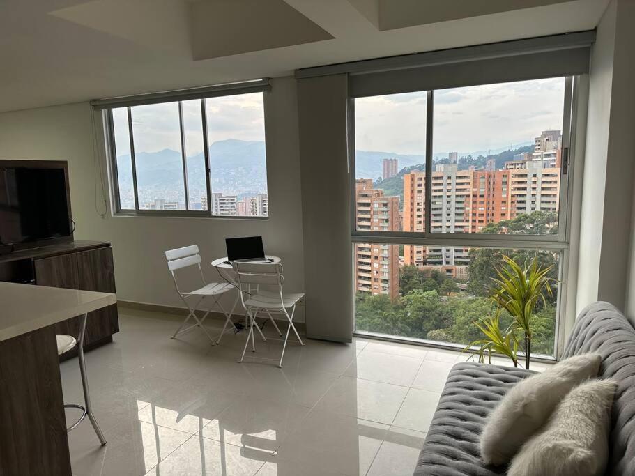 Apartamento Moderno Loft Poblado Con Vista A Las Montanas 1712 Medellín