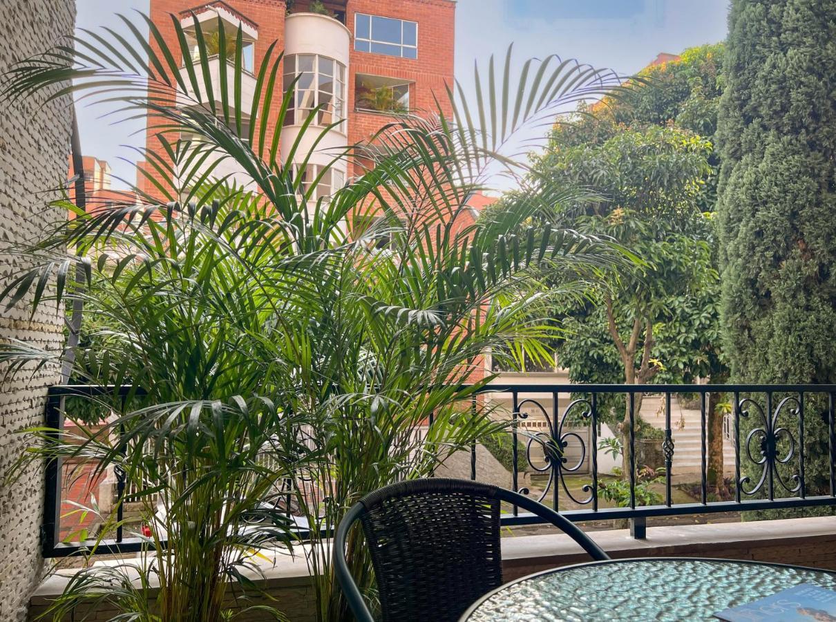 Spacious Balcony Inside Your Own Private Apartamento Medellín