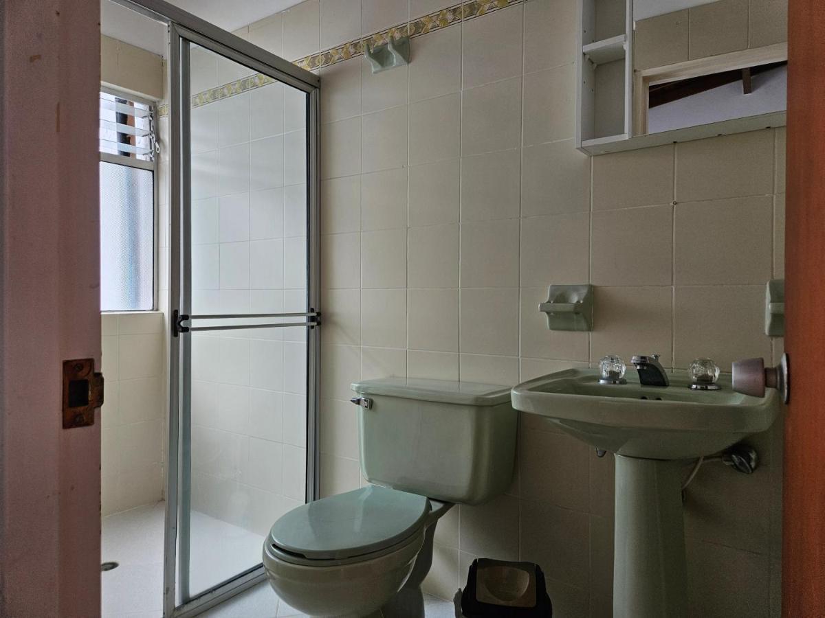 Comfortable Spacious Two-bedroom Apartamento Medellín