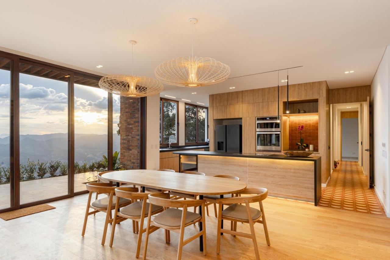 Villa Hilltop Enchanting With Stunning Views & Jacuzzi *
