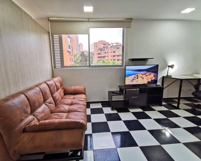 Medellin, Poblado. Perfect For Travel And Work. Apartamento Medellín
