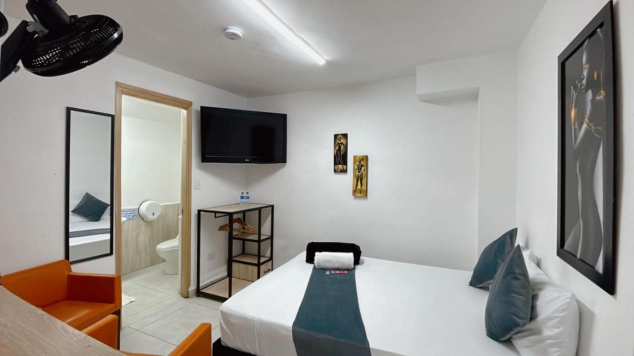 Lleras Place 3*