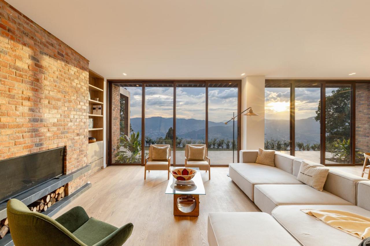 Hilltop Enchanting With Stunning Views & Jacuzzi Villa Medellín