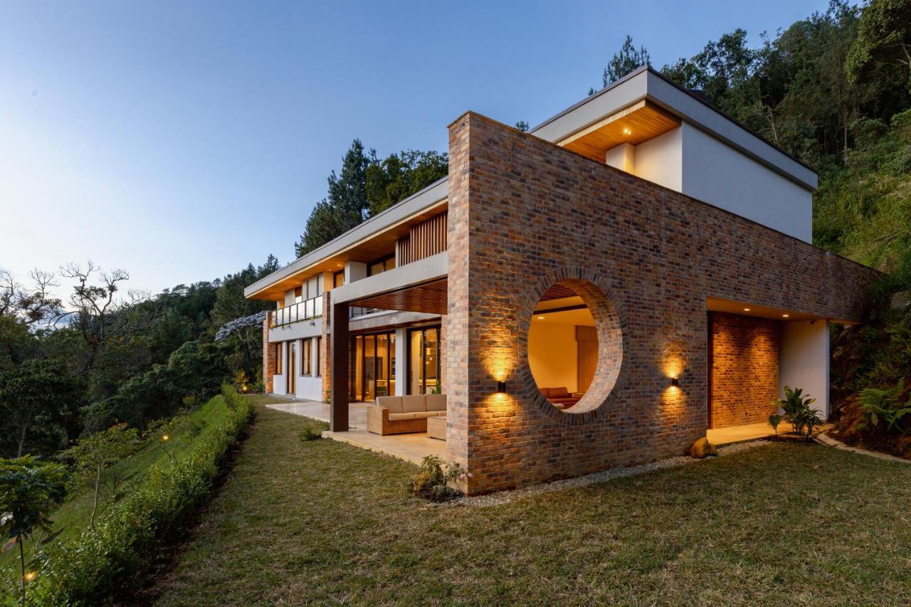 Hilltop Enchanting With Stunning Views & Jacuzzi *