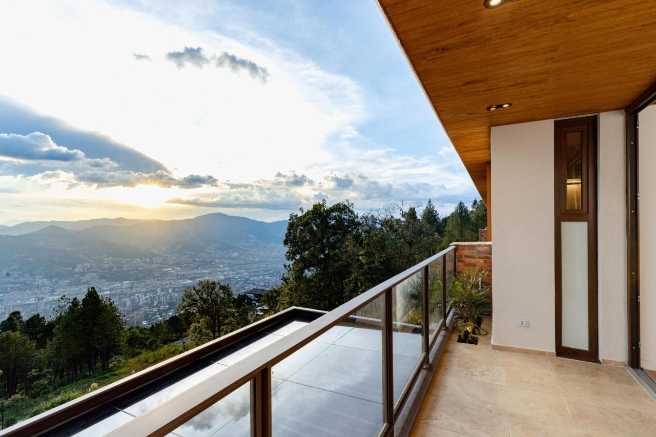 Hilltop Enchanting With Stunning Views & Jacuzzi Medellín