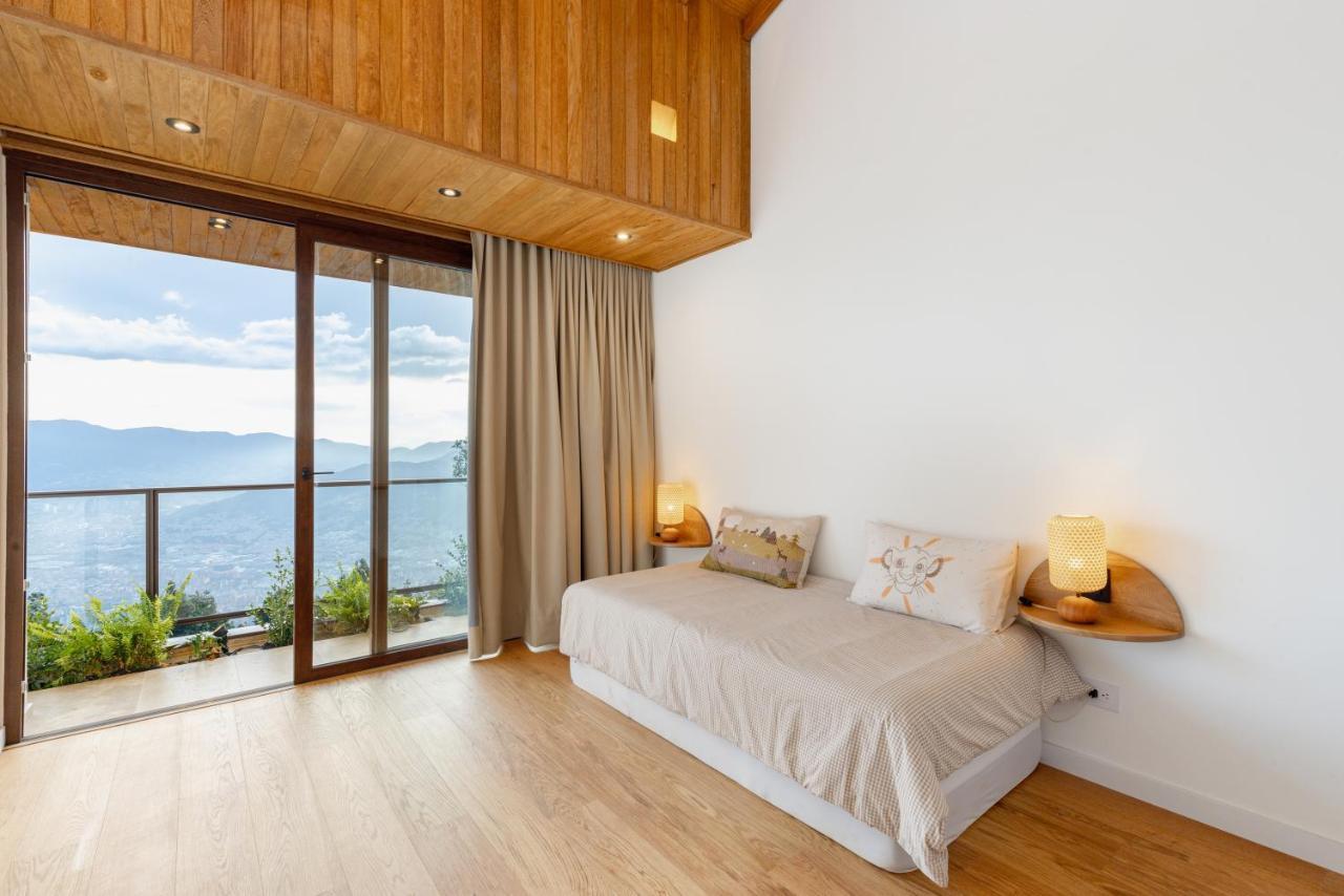 Hilltop Enchanting With Stunning Views & Jacuzzi Villa