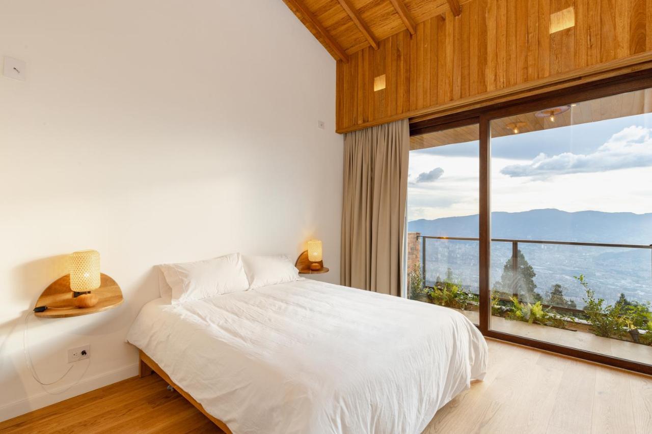 Hilltop Enchanting With Stunning Views & Jacuzzi Villa Medellín