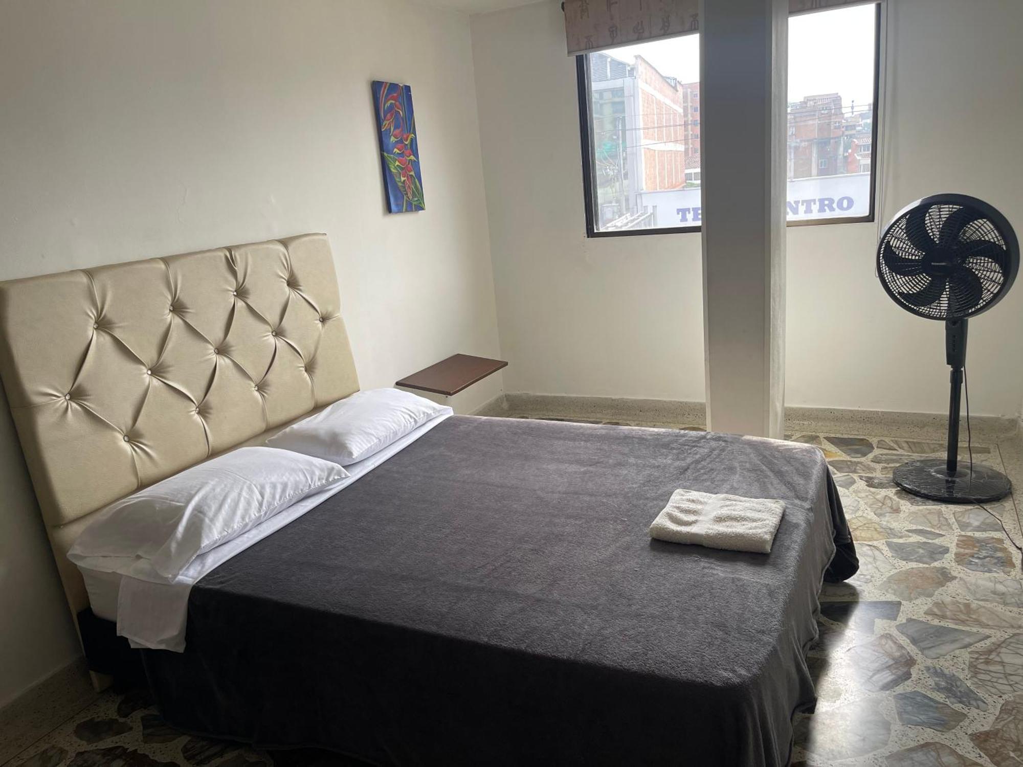 Apartamento Apartamento Comodo En Laureles, Grande , Centrico , Bien Ubicado Apto303 *