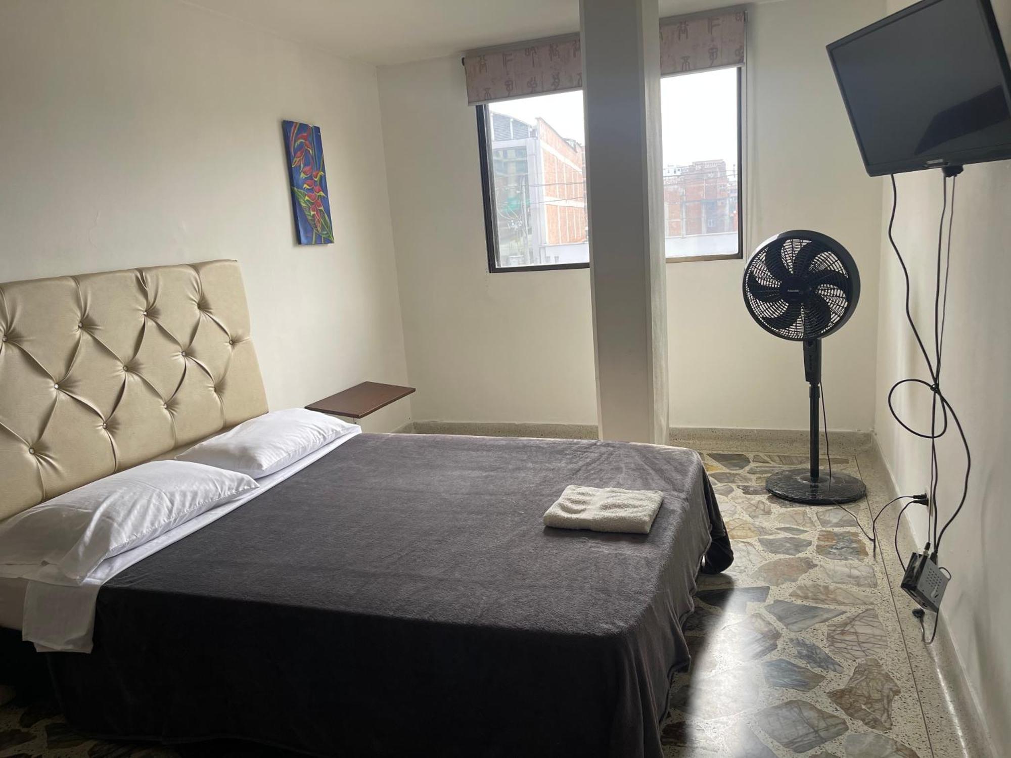Apartamento Comodo En Laureles, Grande , Centrico , Bien Ubicado Apto303 *