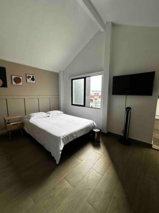 Penthouse W/ Jacuzzi In Lleras Park Apartamento *