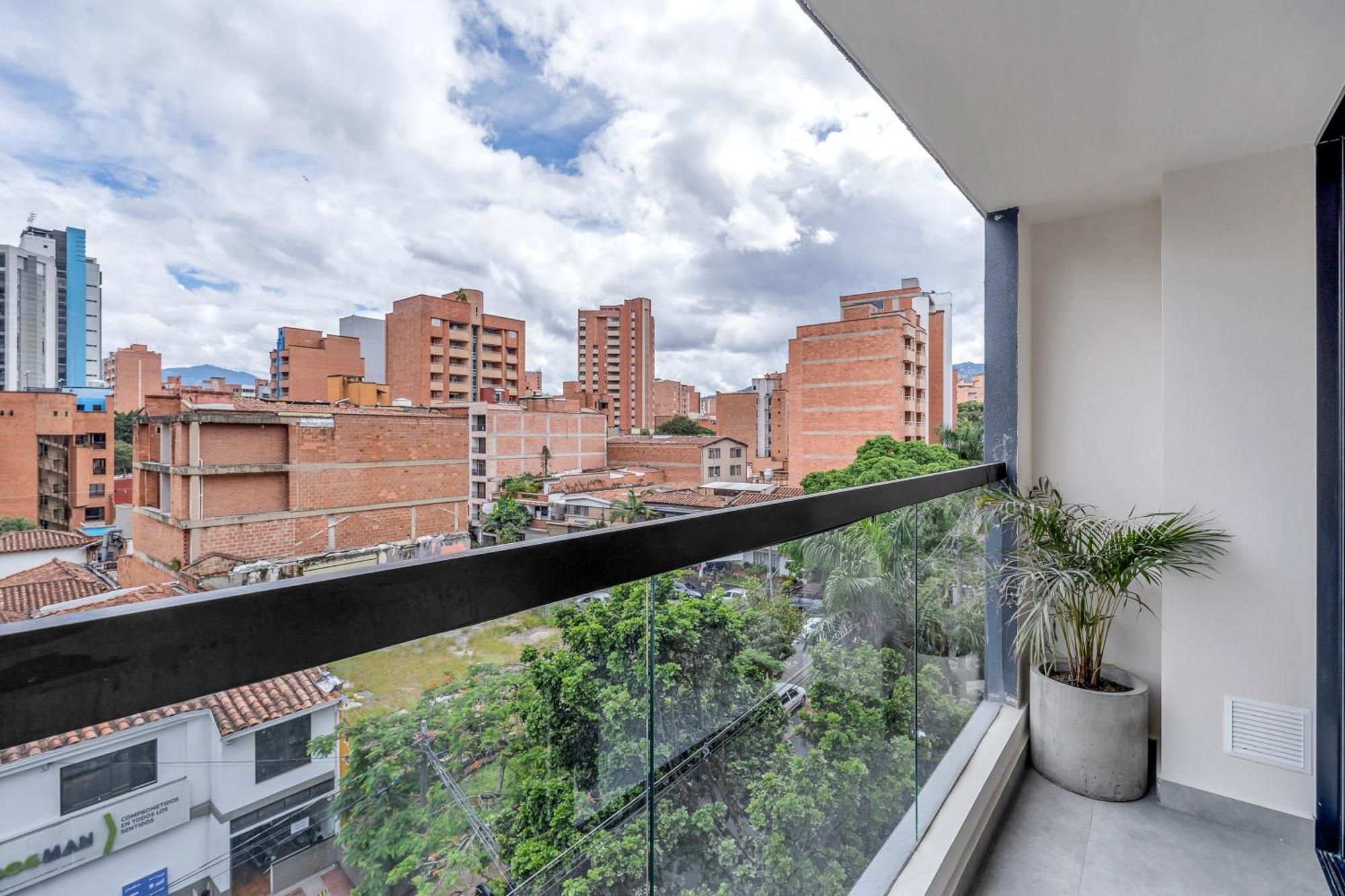 Housy Laureles *