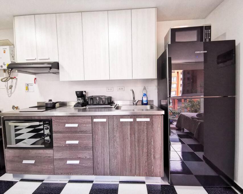 Medellin, Poblado. Perfect For Travel And Work. Apartamento Medellín