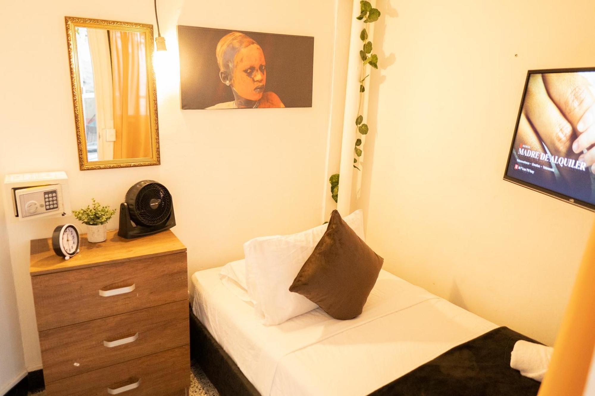 Pensión Africa House-casa Laureles-la70 Medellín