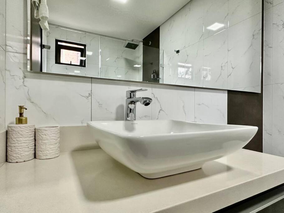 Apartamento 302 Spacious View In El Poblado Medellín