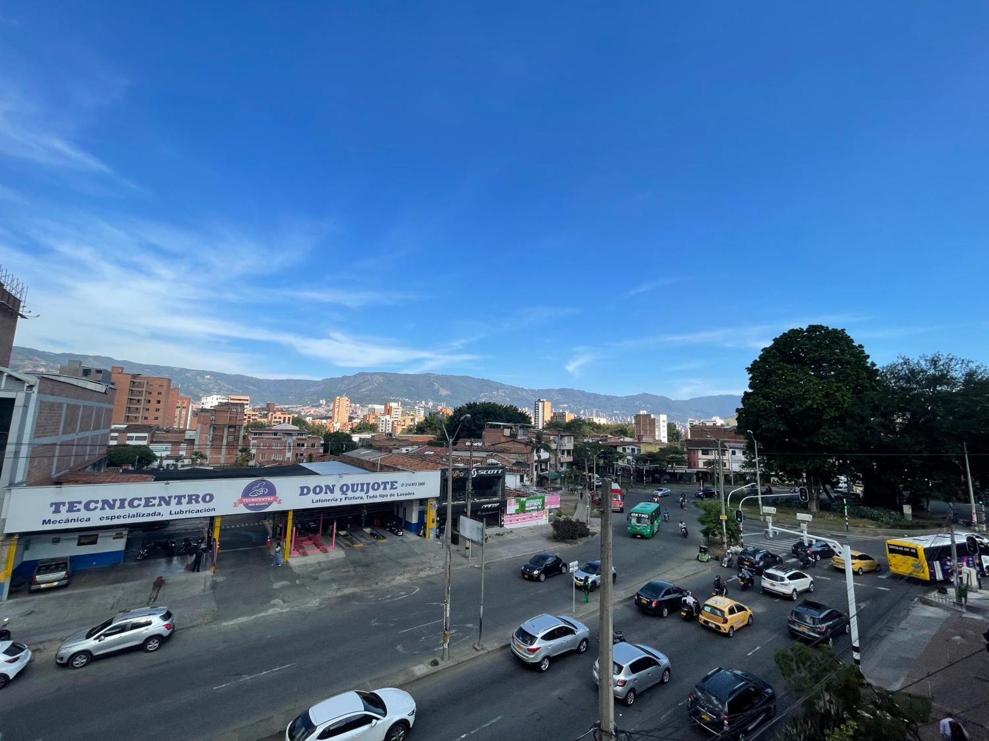 Apartamento Comodo En Laureles, Grande , Centrico , Bien Ubicado Apto303 Apartamento *