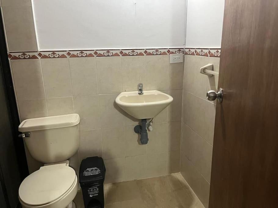 Casa La Victoria Alojamiento Completo * Medellín