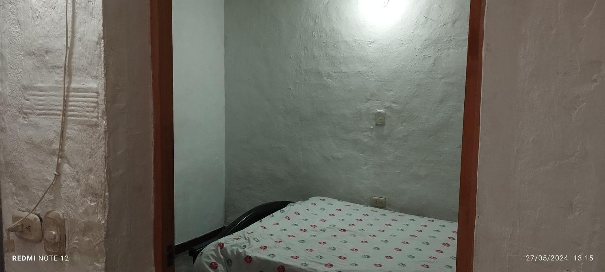 Arriendo Por 1 Ano Completo Fijo Habitacion A Persona Sola En El Barrio El Salvador * Medellín