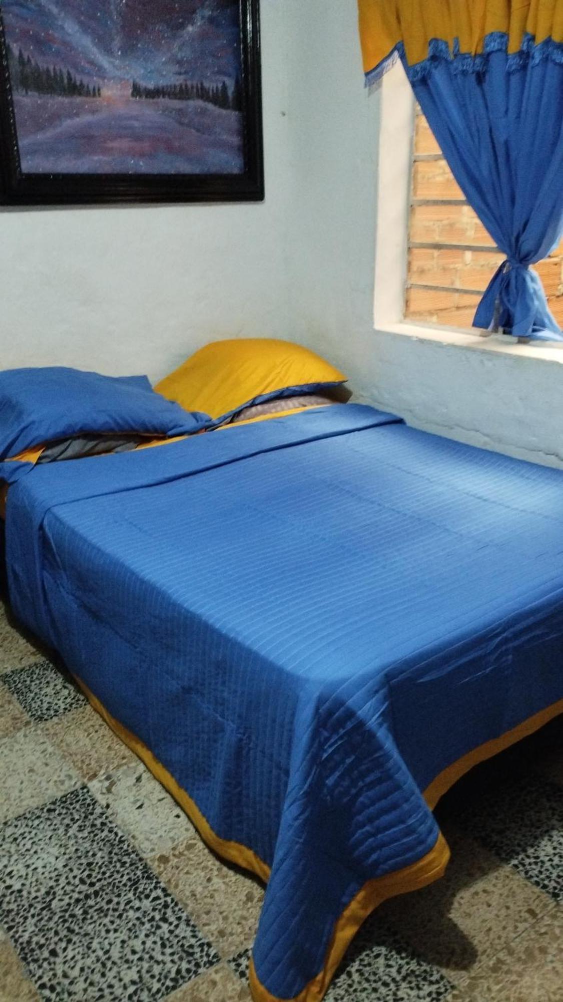 Arriendo Por 1 Ano Completo Fijo Habitacion A Persona Sola En El Barrio El Salvador Habitación en casa particular