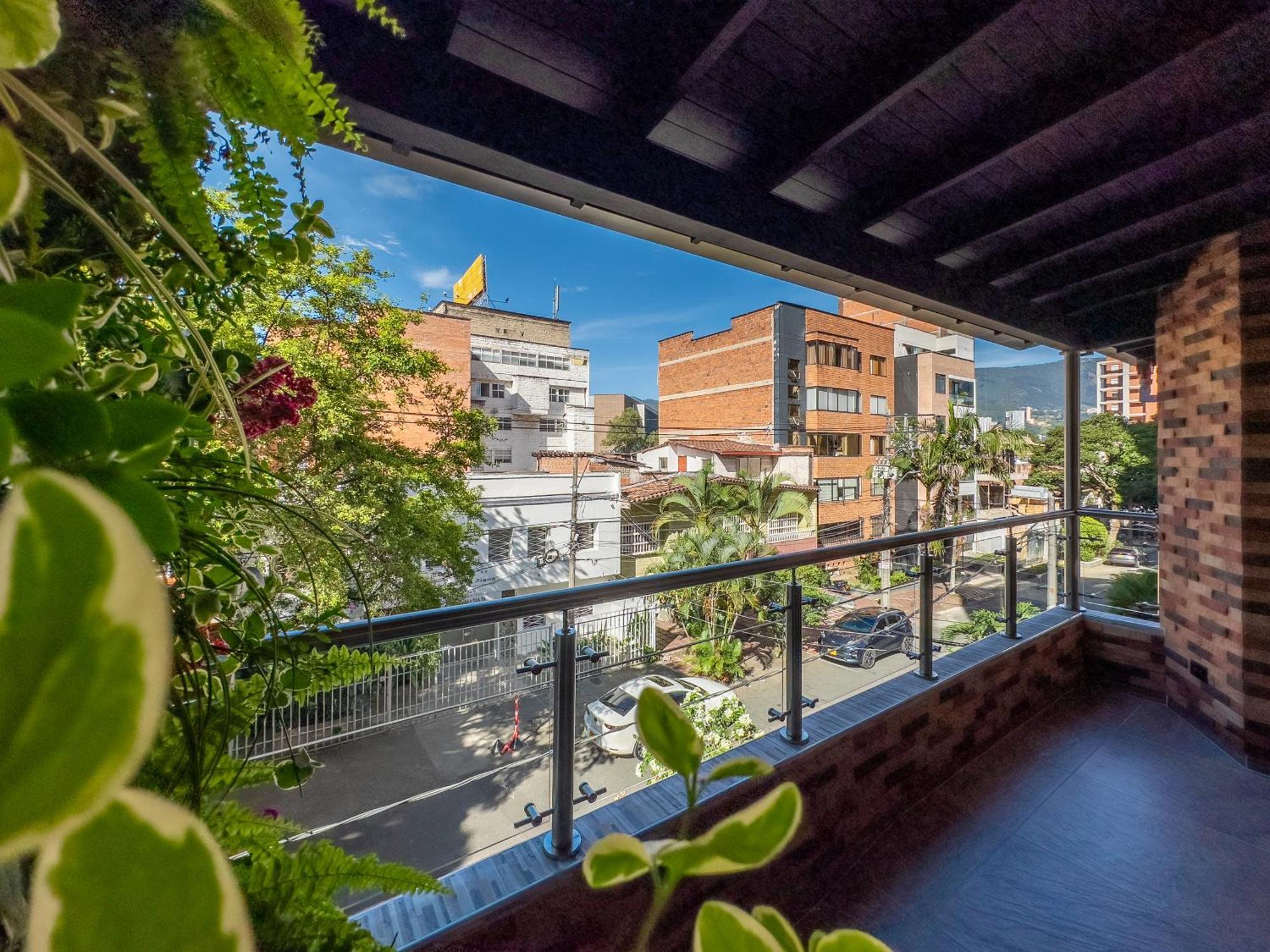 Modern Laureles With 3 Acs *