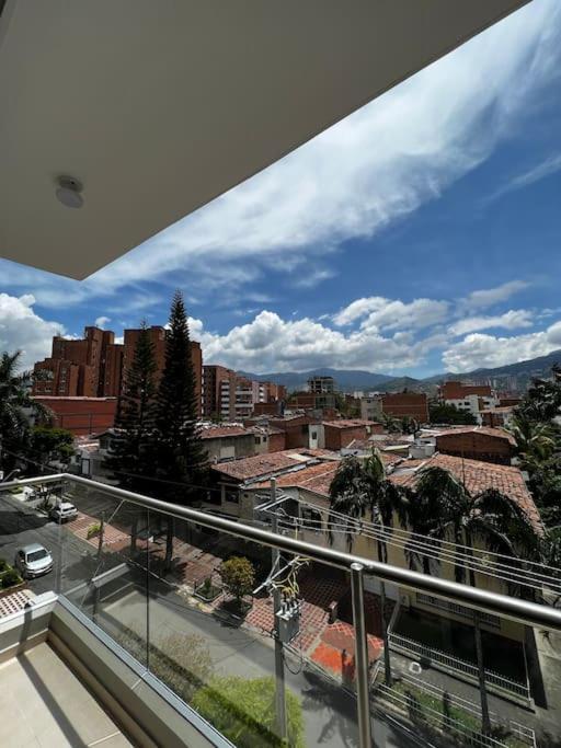Apartamento En Laureles, Con Piscina Y Parquedero 401 *