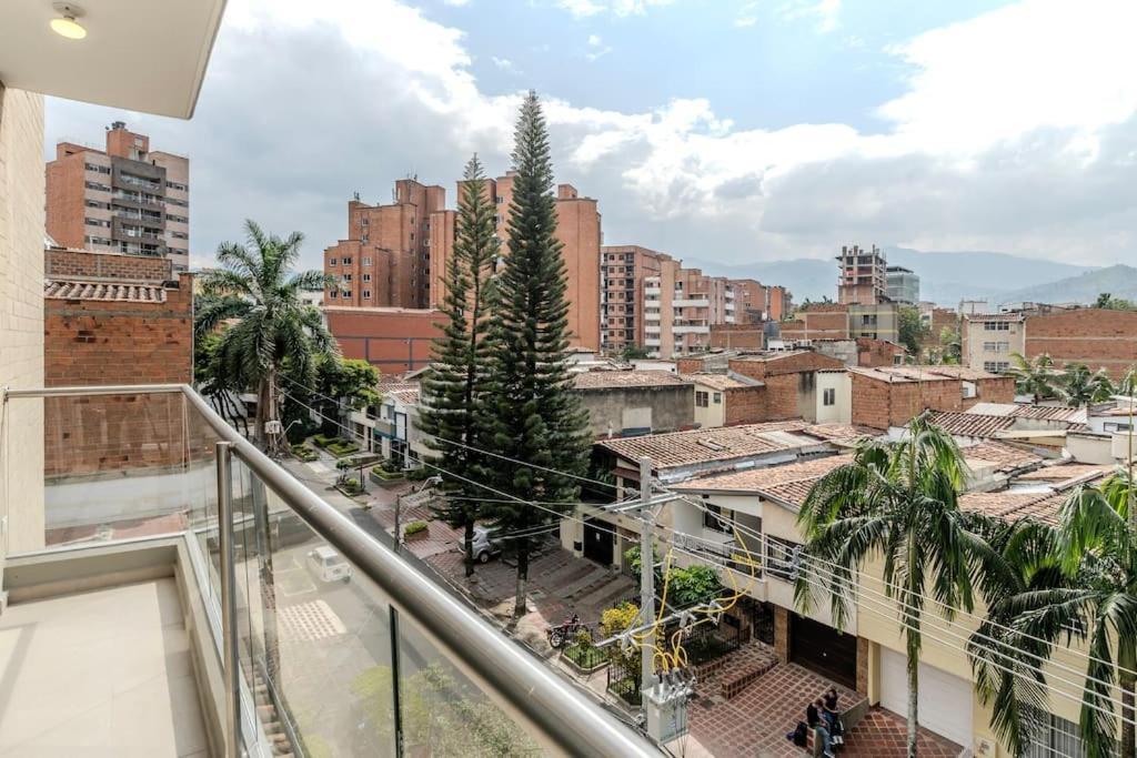 Apartamento En Laureles, Con Piscina Y Parquedero 401 Medellín