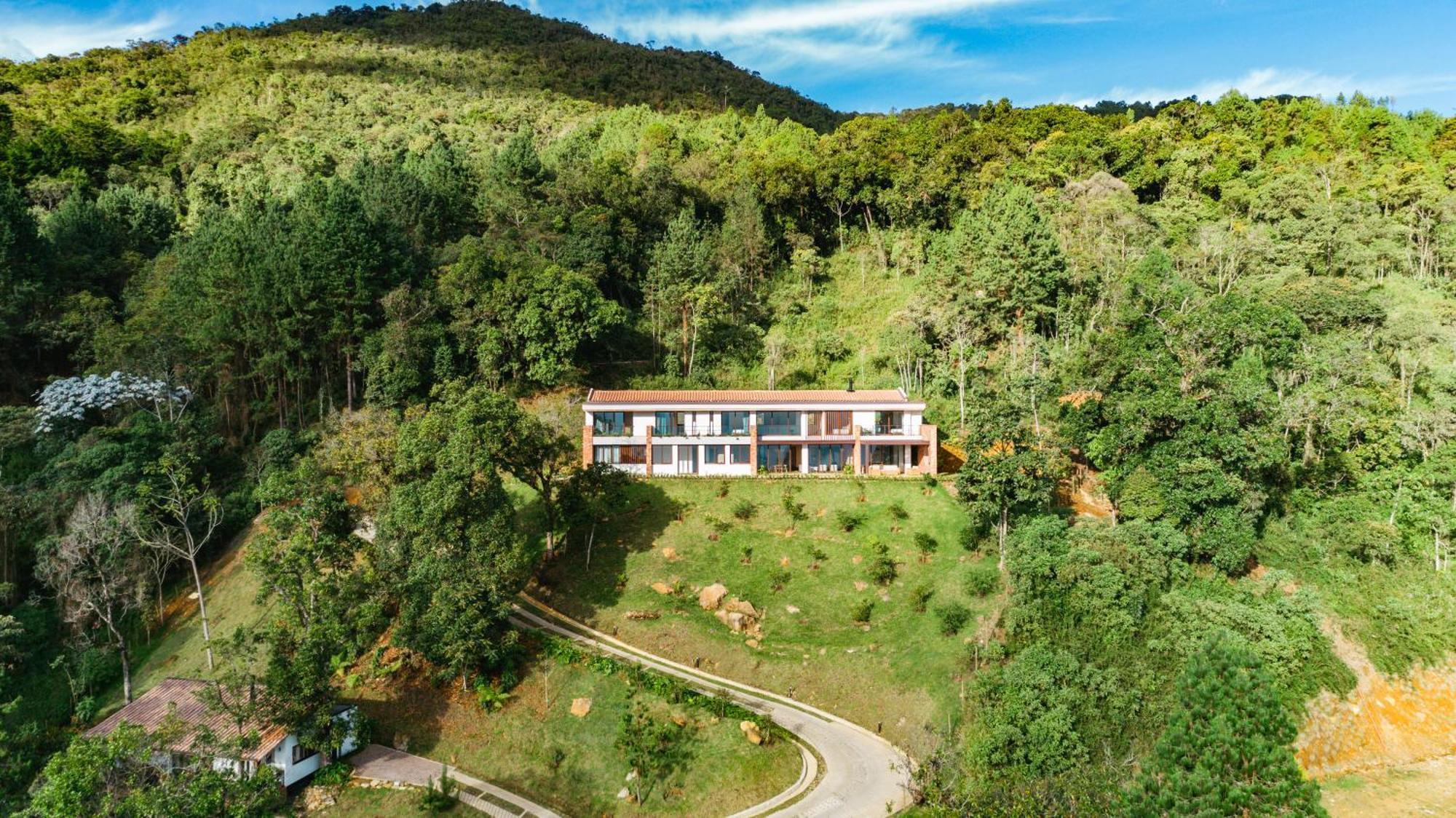 Hilltop Enchanting With Stunning Views & Jacuzzi *