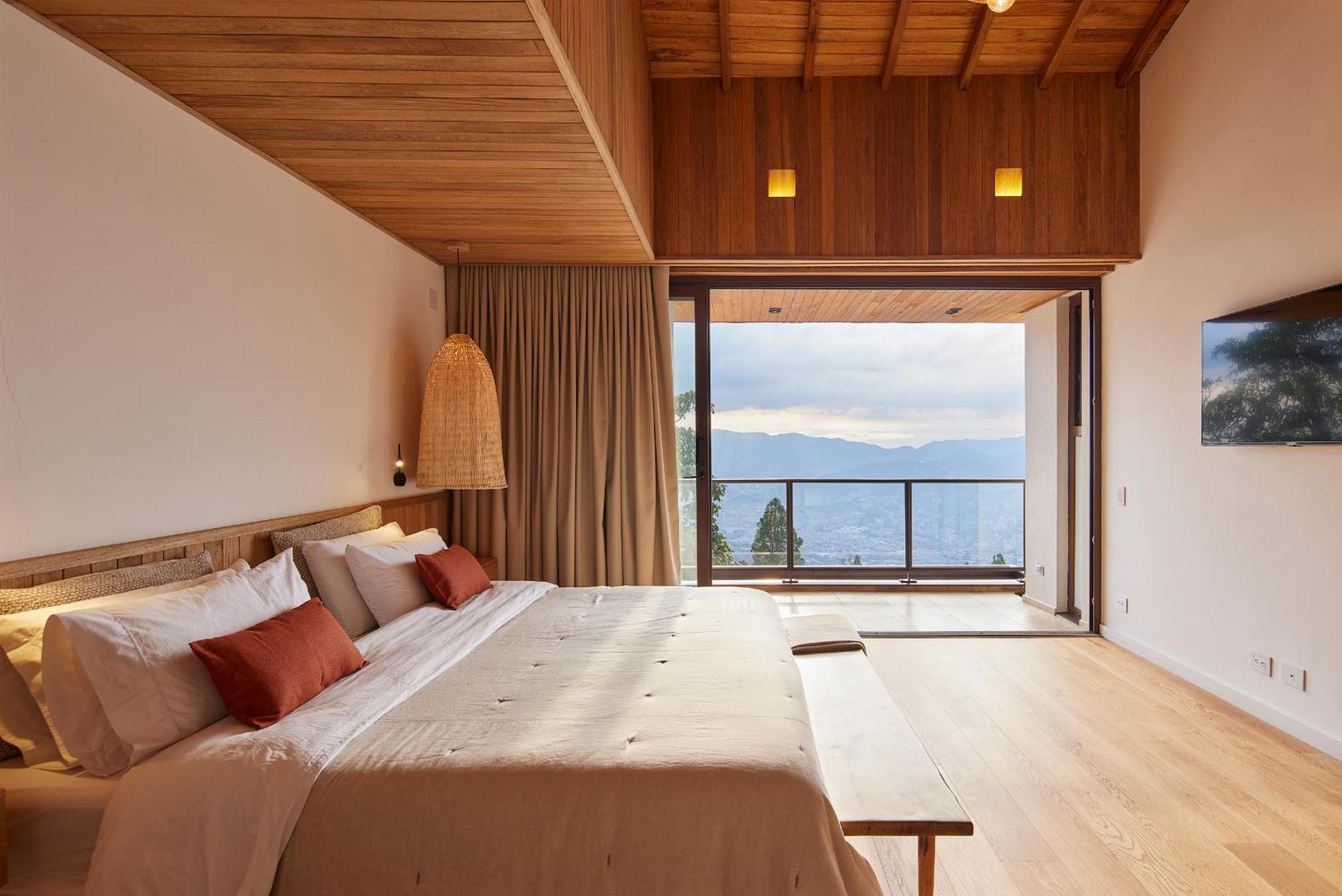 Hilltop Enchanting With Stunning Views & Jacuzzi