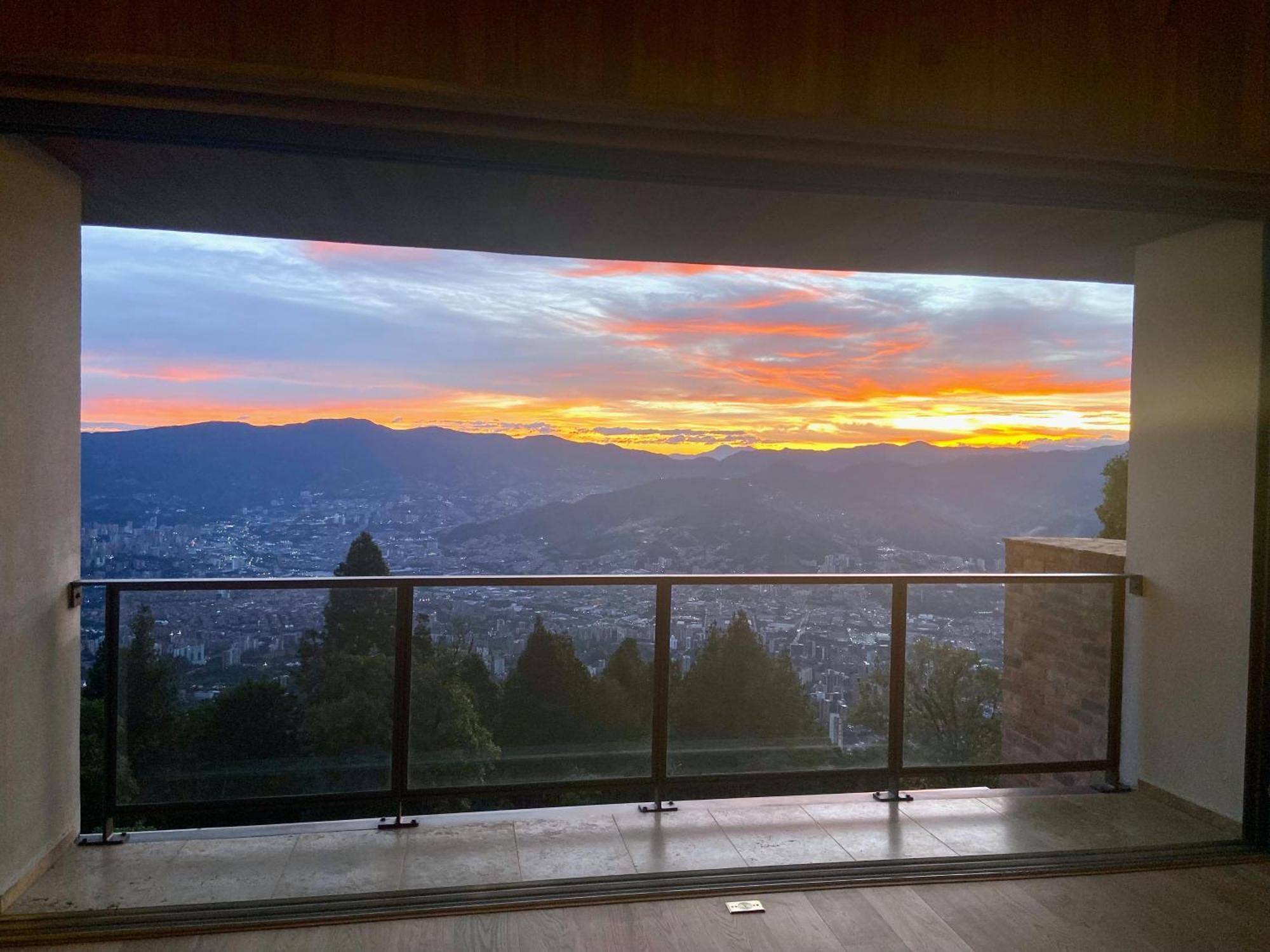 Hilltop Enchanting With Stunning Views & Jacuzzi Villa *