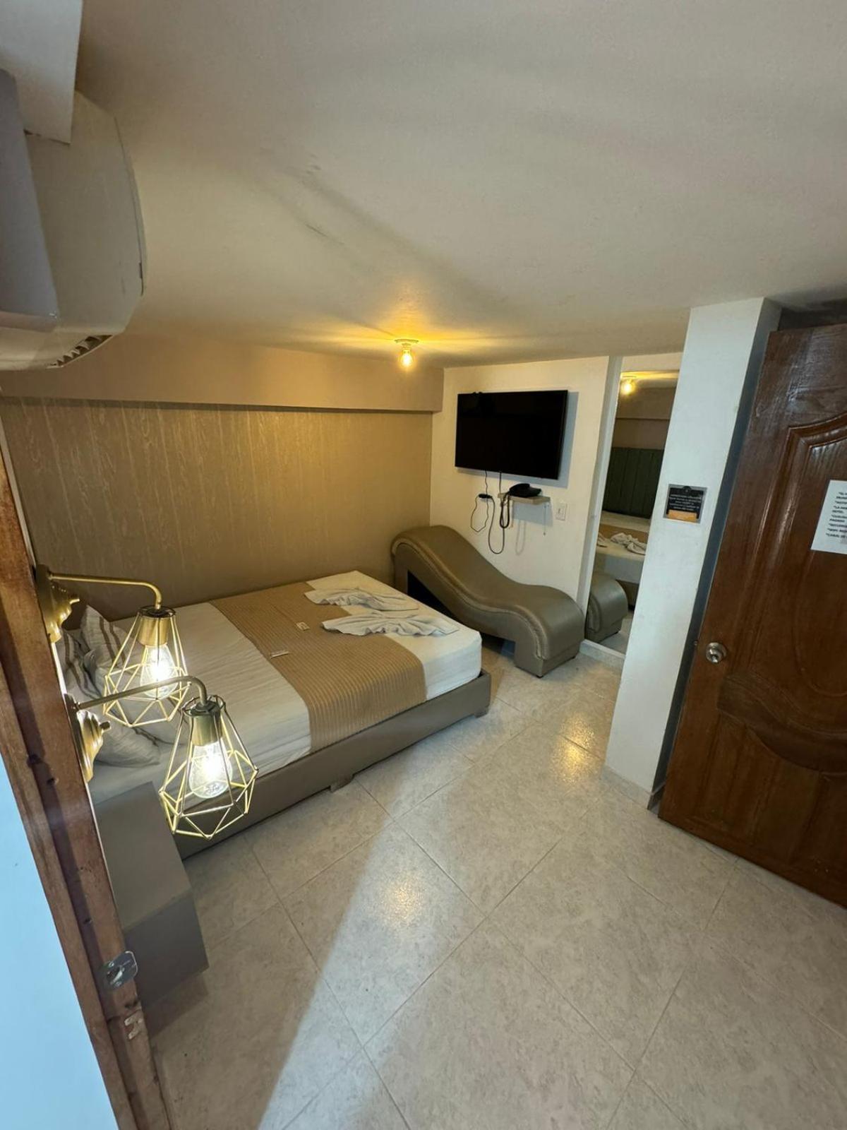 Atlantis Luxury Hotel 3*
