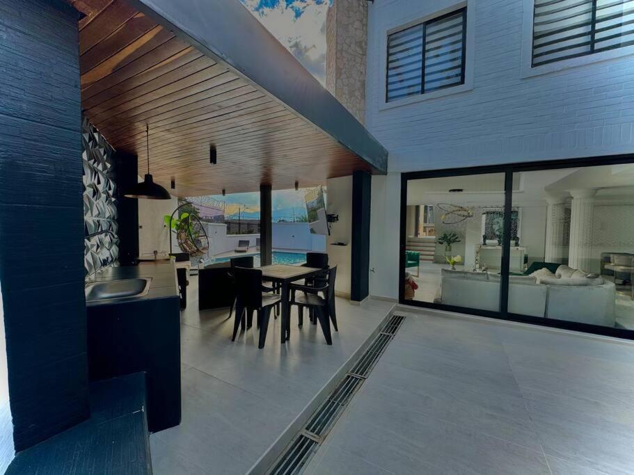 Mansion Moderna Poblado-piscina- Villa Medellín