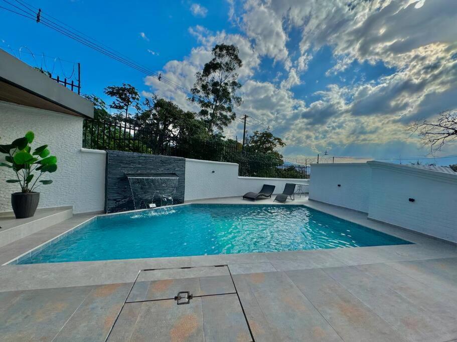 Villa Mansion Moderna Poblado-piscina-