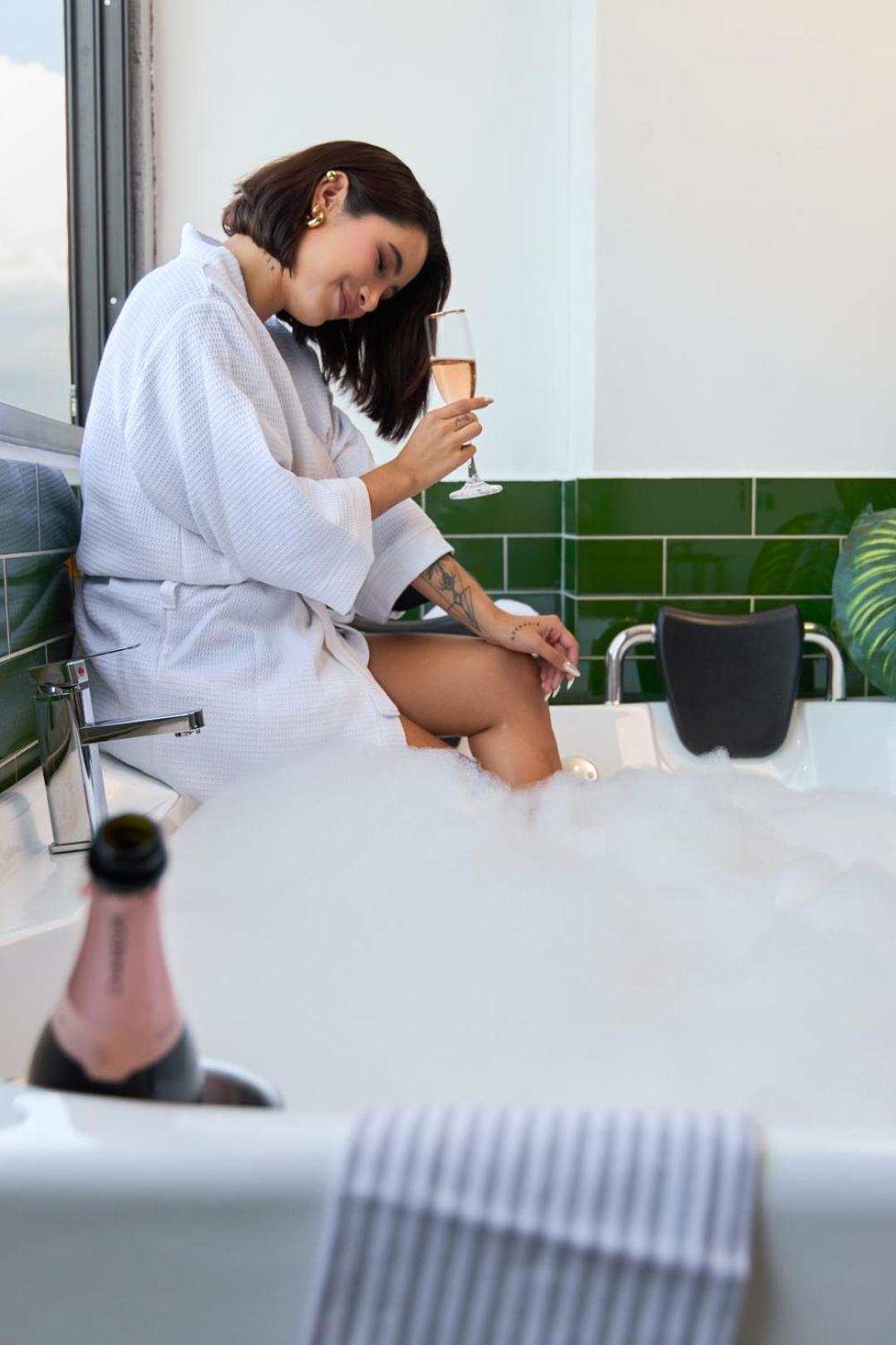 Jacuzzi Retreat Cozy Aparta-suite Rosa Negra Apartment Medellin