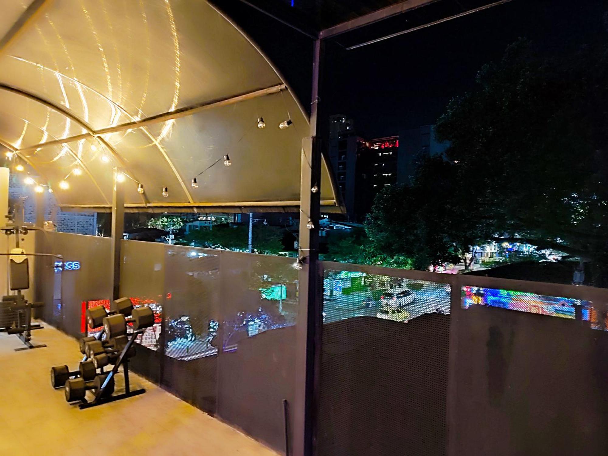 Urban 10 Bdrm Private With Rooftop Pool & Jacuzzi Apartamento