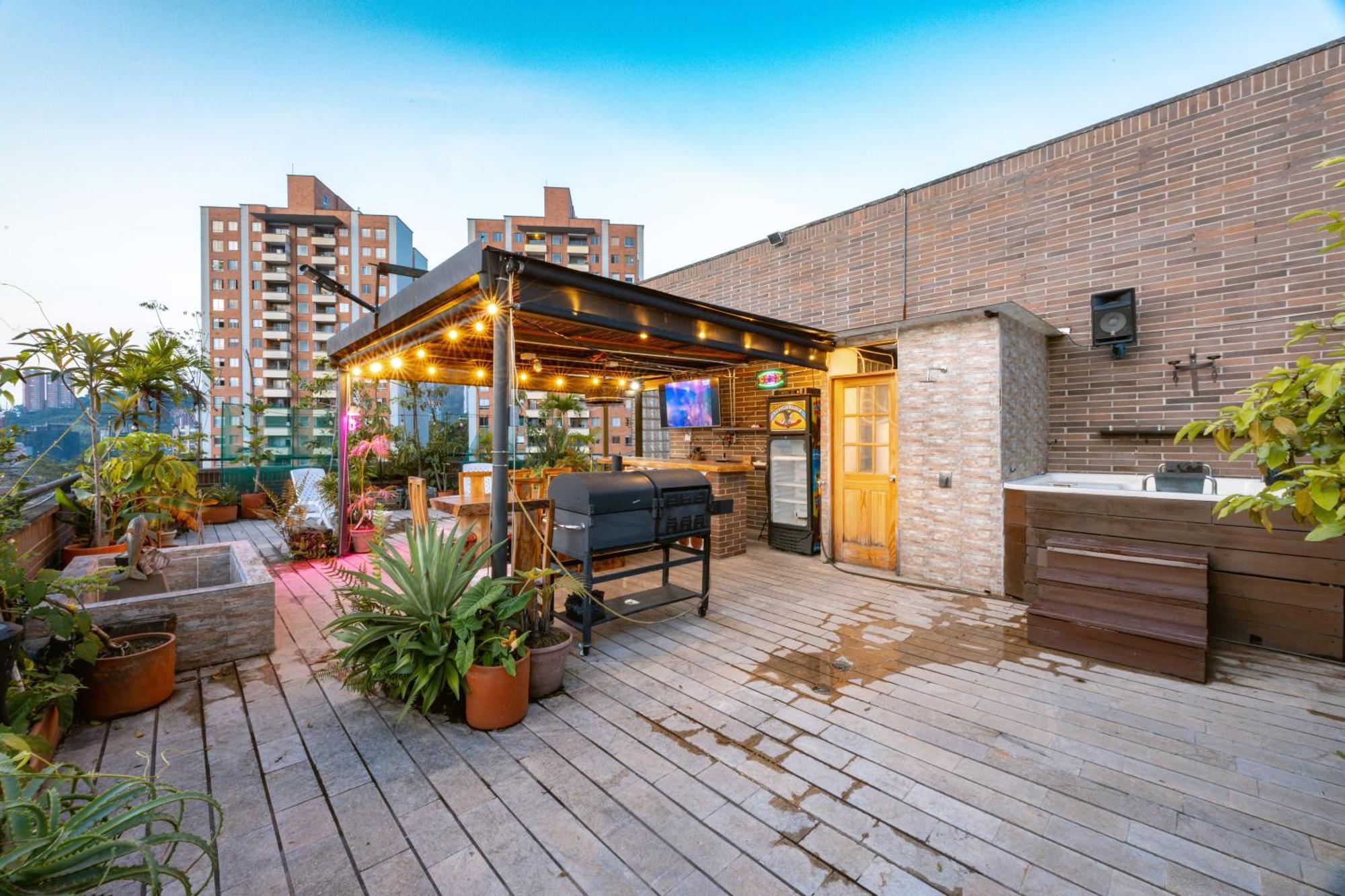 Penthouses Each With Private Sky Bar & Jacuzzi In Apartamento